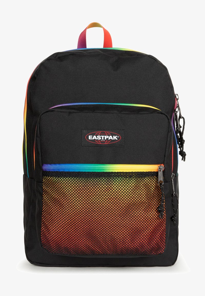 Svart Eastpak ryggsäck med regnbågsgradient på dragkedjorna och meshnficka framtill. Har ett bärhandtag upptill och justerbara remmar. Hållbart tyg.