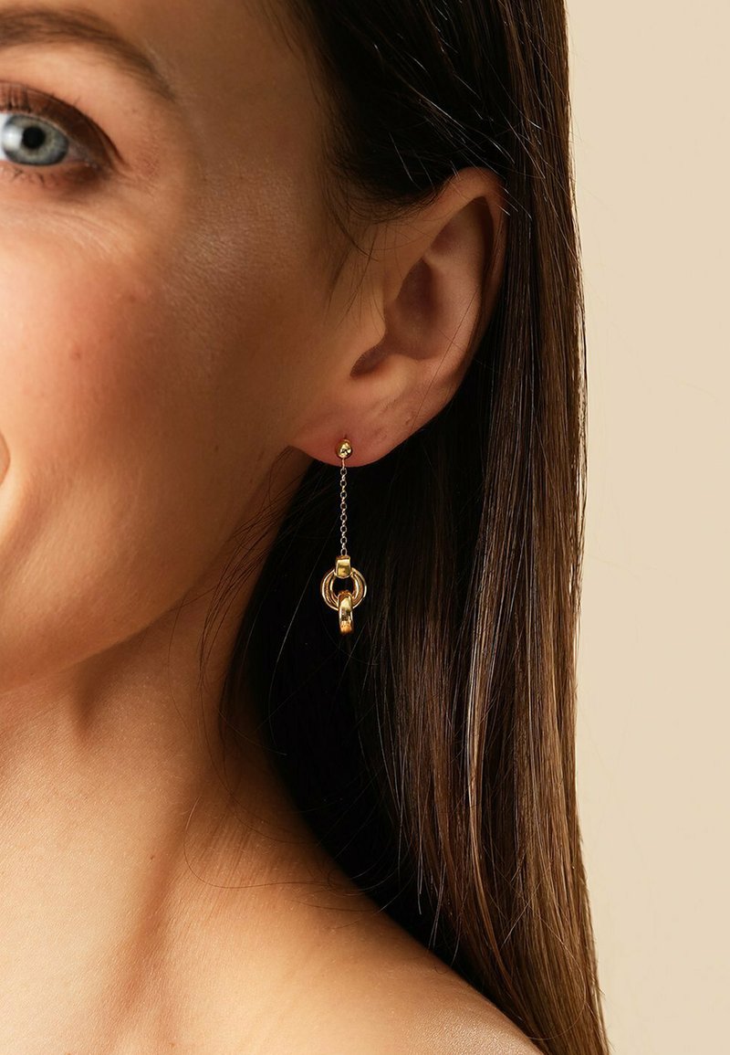 Goldene Tropfohrringe mit einem kreisförmigen Design, einem kleinen Kugelstecker, hängenden Ketten und verbundenen kreisförmigen Akzenten.