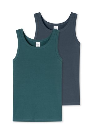 Zwei ärmellose Baumwoll-Tanktops in einfarbigem Grün und Dunkelgrau, flach liegend mit dem grünen vorne und grauem teilweise sichtbar dahinter.