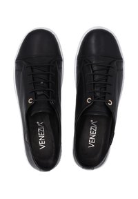 Schwarze Ledersneaker mit weißen Gummisohlen, ausgestattet mit einer glatten Textur, Schnürverschluss und runden Metallösen. Markennamen sichtbar im Inneren.