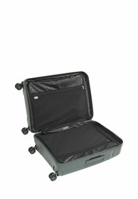 Valise rigide grise avec deux compartiments, poche zippée, doublure intérieure noire et quatre roues pour la mobilité.