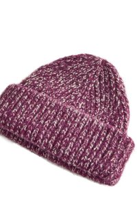 Pletená čiapka v mramorovanej burgundskej a krémovej farbe, s prehnutým okrajom a textúrovaným vzorom po celom povrchu. Zmiešaný materiál s obsahom vlny.