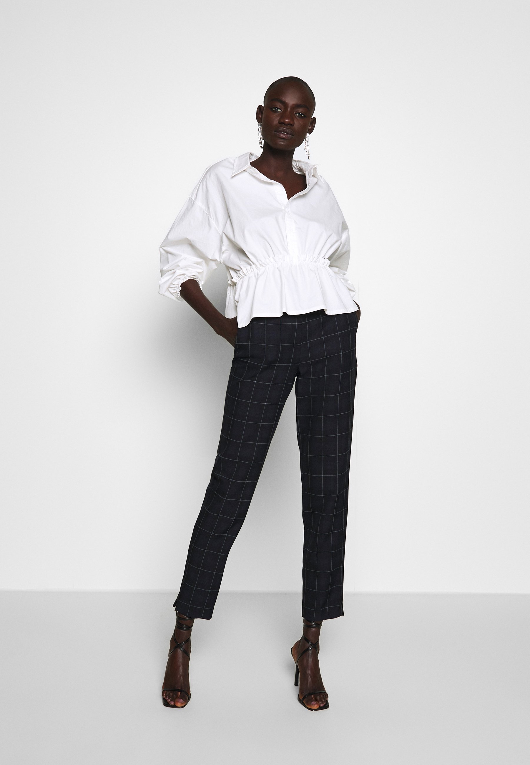 Dorothy Perkins Tall GRID CHECK ANKLE GRAZER Bukse navy Dorothy Perkins Maternity MATERNITY GRID CHECK ANKLE GRAZER - Bukse - black