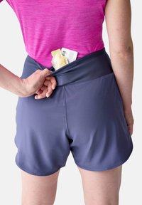 Kurze sportliche Shorts in Dunkelgrau mit einem breiten elastischen Bund, ausgestattet mit einer Tasche auf der Rückseite, die eine Karte und einen kleinen Gegenstand hält.