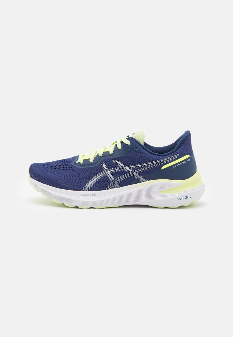 Chaussure de course bleu marine et vert clair avec semelle blanche amortie, tige en mesh, lacets, et marquage sur le côté et le talon.