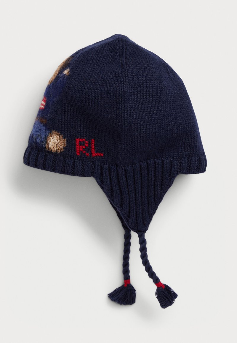 Cappello di lana blu con orecchiette, caratterizzato da un design a orsetto multicolore, ricamo rosso "R.L." e sottogola intrecciati con accenti rossi.