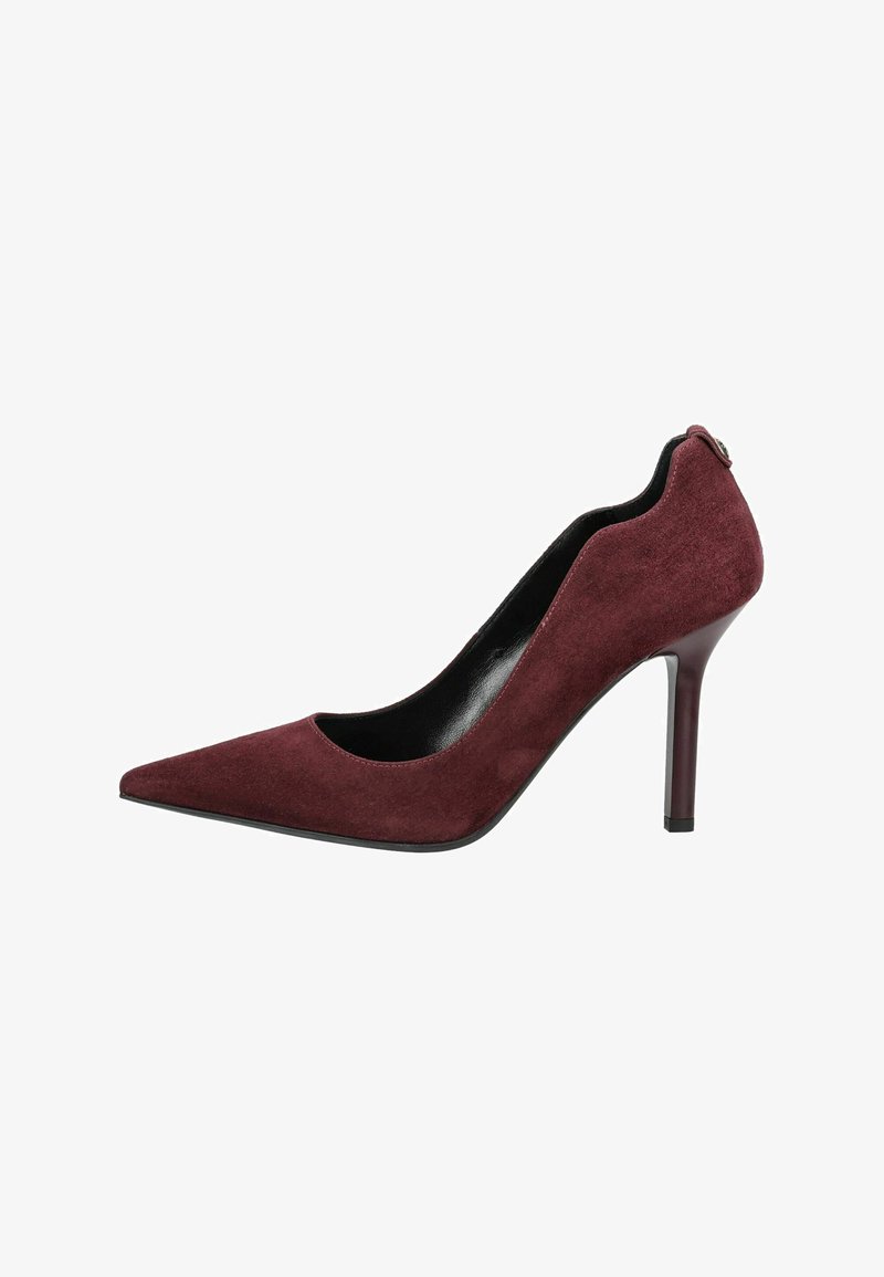 Chaussure à talons hauts en daim bordeaux à bout pointu avec un talon stiletto fin et un bord festonné autour de l’ouverture.