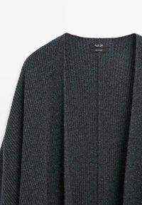 Tmavě šedý žebrovaný pletený kardigan s otevřeným předním dílem vyrobený ze 100 % kašmíru, se štítkem "Massimo Dutti."