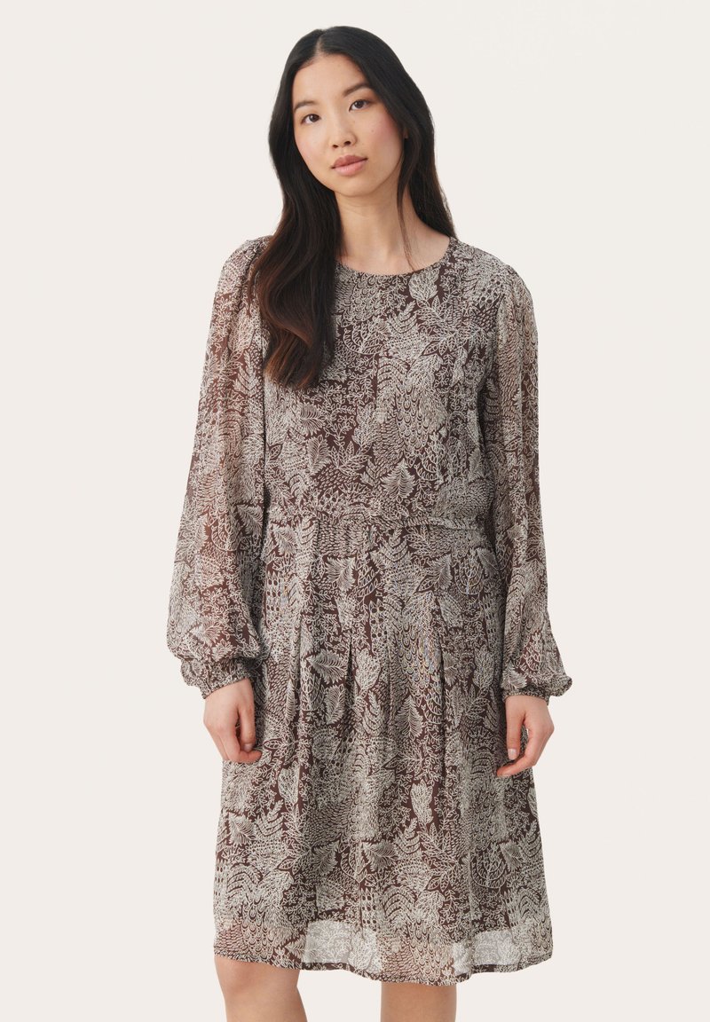 Braunes, floral gemustertes Kleid mit langen Ärmeln, gerafftem Taillenbereich und fließendem Rock; leichtes, halbtransparentes Material sorgt für Textur.