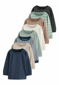 Zestaw siedmiu T-shirtów z długim rękawem w różnych kolorach: granatowym, zielonym, beżowym, brązowym, kremowym i czarnym, z jednolitymi i paskowanymi wzorami.