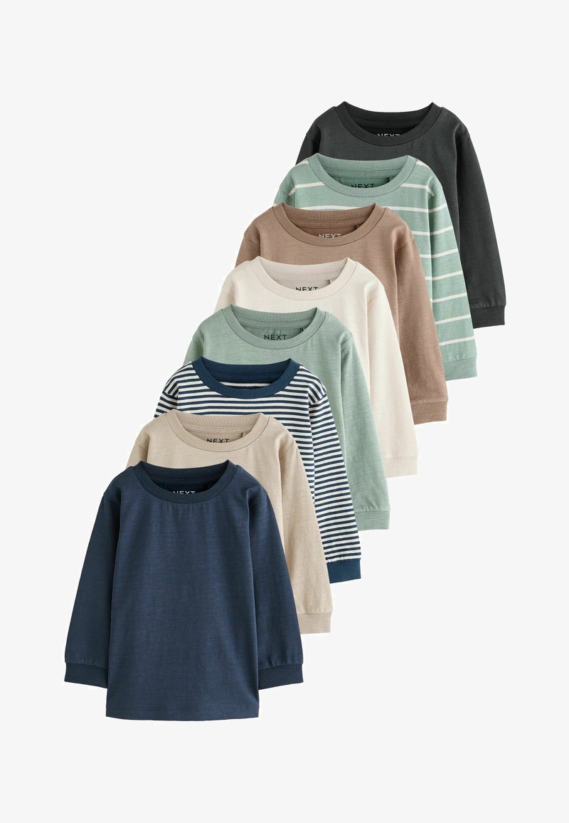 Zestaw siedmiu T-shirtów z długim rękawem w różnych kolorach: granatowym, zielonym, beżowym, brązowym, kremowym i czarnym, z jednolitymi i paskowanymi wzorami.