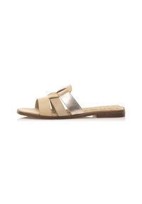Sandal in pelle beige piatta con dettagli metallici argento. Design open-toe con soletta testurizzata e suola in legno chiaro.