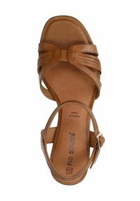 Bruine sandalen met smalle bandjes en een verstelbare enkelgesp. Gemaakt van glad materiaal met een gezoneerd memory foam binnenzool.