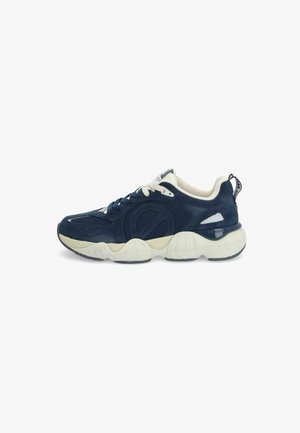 Sneaker blu navy in una combinazione di suede e mesh con suola in gomma bianca. Presenta un emblema circolare e accenti a contrasto sul lato.