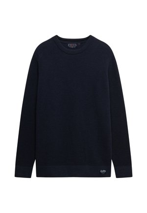 Mørkeblå strikket sweater med lange ærmer, ribbet halsudskæring og ærmeafslutninger. Har et tekstureret mønster og en logotag i kanten.