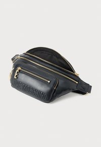 Schwarze Kunstleder-Taillentasche mit goldenen Reißverschlüssen, geprägtem "LOVE MOSCHINO"-Logo, verstellbarem Tragegurt, schlankem Design und mehreren Fächern.