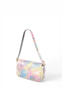 Bolso cruzado hecho de material texturizado con un acabado brillante. Presenta un degradado pastel de rosa, azul y amarillo, con una correa plateada.