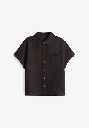 Camicia nera in lino a maniche corte con chiusura a bottoni, dotata di una tasca sul petto e bottoni di colore contrastante.