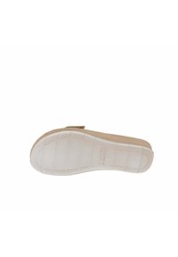 Scarpa slip-on beige chiaro con tomaia in tessuto texturizzato, suola in gomma bianca, caratterizzata da un dettaglio cucito e una fascia per una chiusura sicura.