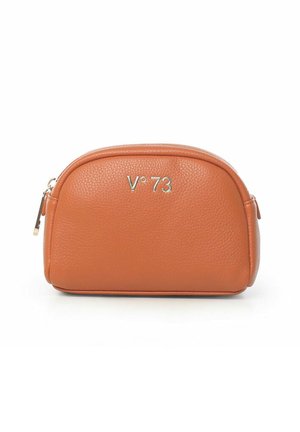 Bruin leren cosmetica tas met een ronde vorm, ritsluiting en een in zilver gedrukt logo. Gekorrelde textuur met een gladde afwerking.