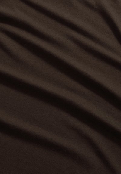 Tissu marron foncé avec de subtils plis diagonal, mettant en valeur une texture douce et une surface lisse.