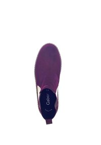 Lila Wildlederschlupfschuh mit elastischen Seiteneinsätzen und einer strukturierten Gummisohle. Das Innenleben ist mit Branding versehen und hat eine gepolsterte Einlegesohle.