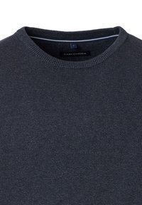 Dunkelgrauer Strickpullover mit rundem Ausschnitt und gerippter Struktur. Verfügt über ein Etikett mit der Aufschrift "CASA MODA" und der Größe "L". Einfaches Design, ohne Muster.