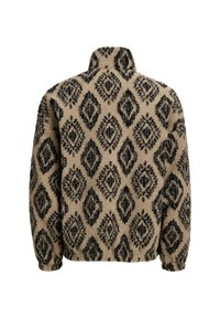 Brązowy polarowy sweter z czarnym wzorem w diamenty. Wysoki kołnierz, długie rękawy i elastyczne mankiety. Miękka tekstura, luźny krój.
