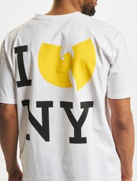 Witte katoenen t-shirt met een groot geel Wu-Tang Clan logo en zwarte "I ♥ NY" tekst op de achterkant, korte mouwen en een relaxed fit.