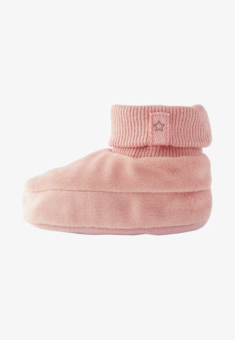 Ružová fleecová papuča s ribbed manžetou. Okrúhly tvar, mäkká štruktúra a malý hviezdny akcent na manžete. Hrubá podrážka pre pohodlie.