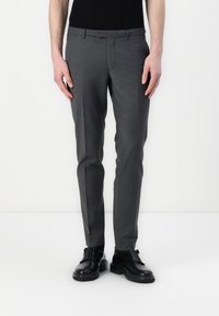 Grå skräddarsydda byxor i slät tyg, med rak passform och platt frontdesign, i kombination med svarta läderskor.