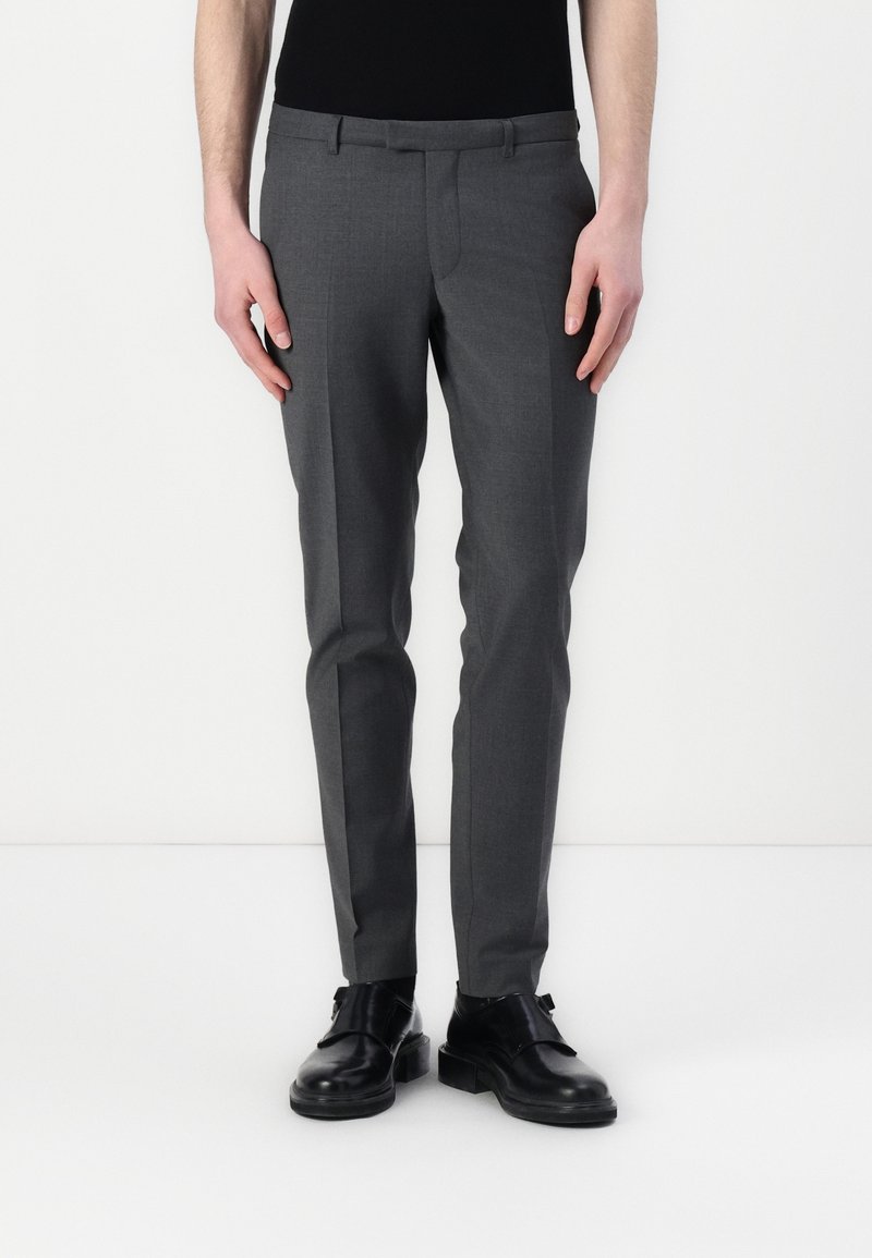 Grå skräddarsydda byxor i slät tyg, med rak passform och platt frontdesign, i kombination med svarta läderskor.