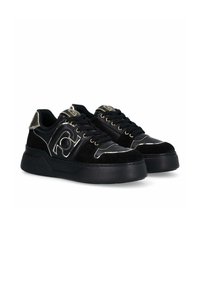 Sneaker nere con tomaia in suede e pelle, dettagli in argento, punta rotonda, suola in gomma nera spessa e lacci arrotondati.