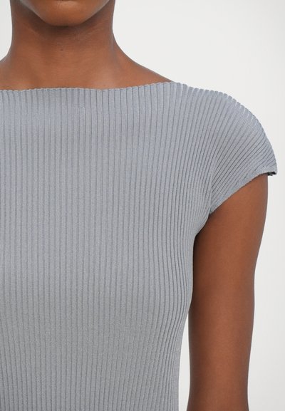 Top gris de canalé con un escote amplio y mangas cortas, que presenta un diseño ajustado y una textura suave, adecuado para uso informal.