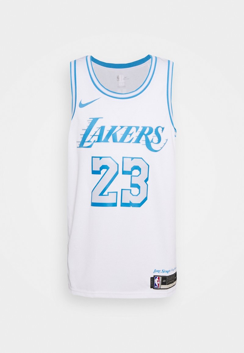 Maglia da basket bianca con accenti blu. Presenta "LAKERS" e "23" in caratteri in grassetto. Realizzata in un materiale leggero e traspirante. Etichetta Nike visibile.