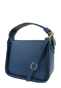 Blauwe leren handtas met een textuur, rechthoekige vorm, een korte bovenhandgreep en een lange verstelbare schouderriem met gouden hardware-accenten.