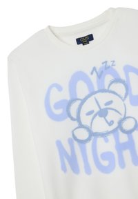 Sudadera blanca de manga larga con texto azul "BUENAS NOCHES" y gráfico de un oso durmiendo. Tejido suave cepillado; escote redondo, ajuste casual.