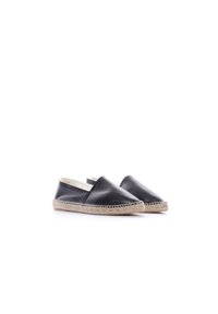 Espadrillas in pelle nera con tacchi aperti, punta appuntita e suola in juta intrecciata. Texture liscia con cuciture a contrasto lungo il bordo.