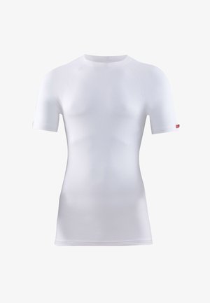 Chemise blanche en coton à manches courtes avec un col rond, présentant des bordures côtelées et une petite étiquette logo sur la manche gauche. Texture lisse.