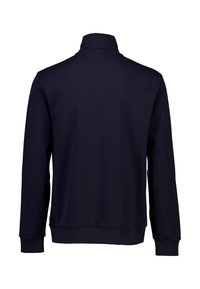 Maglione pullover blu navy con colletto alto, maniche lunghe e polsini e orlo a costine, caratterizzato da una texture di tessuto solido e liscio.
