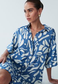 ST MRLO NESSA - Abito a camicia - ocean print