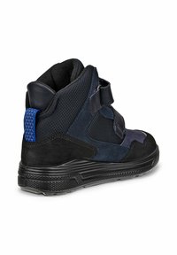 Wysokie sneakersy w kolorze granatowym i czarnym, z teksturowaną siateczką, akcentami z zamszu, regulowanym paskiem i wzorzystym tylnią pętlą. Gumowa podeszwa.