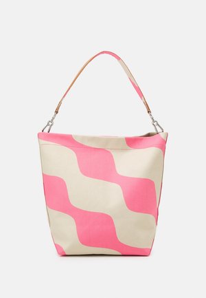 Sac à main rose et beige avec un motif ondulé et une bandoulière amovible unique sur un fond uni.