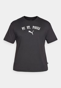 Černé bavlněné tričko s bílým zakřiveným nápisem "FC ST. PAULI" a bílým logem Puma, s kulatým výstřihem a krátkými rukávy.
