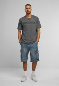 True Religion BIG VINNY - Džinsiniai šortai - medium washed blue