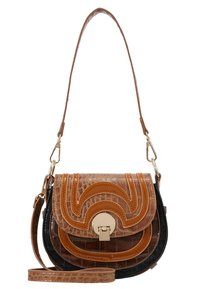 Brązowa i czarna torba na ramię z ekoskóry w wzór krokodylej skóry, z brązowym skórzanym wykończeniem, złotym zapięciem oraz dwoma regulowanymi paskami na ramię.