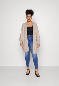 Vero Moda Curve VMRUBELLEFILE LONG CARDIGAN - Cardigan - silver mink