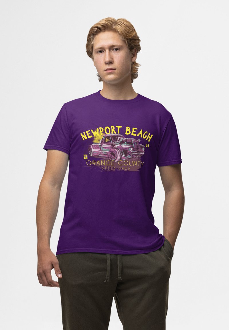 Fialové bavlněné tričko s grafikou klasického auta a textem "NEWPORT BEACH" a "ORANGE COUNTY SPEED SHOP." Krátké rukávy.