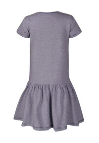 Kratký rukáv, šaty ke kolenům s vodorovnými černými a bílými pruhy a řasenou, volánkovou sukní zobrazené ze zadní strany.