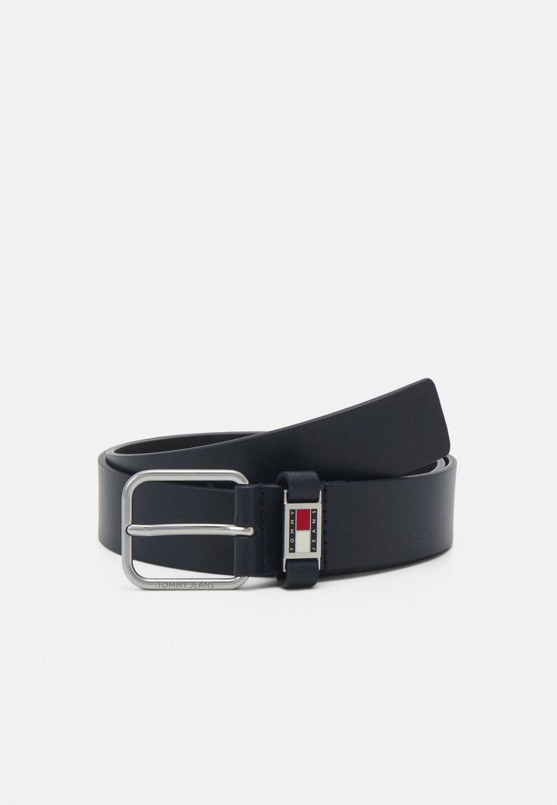 Cintura in pelle blu navy con fibbia in metallo argentato. Presenta una forma rettangolare, una texture liscia e un dettaglio logo in rosso, bianco e blu.